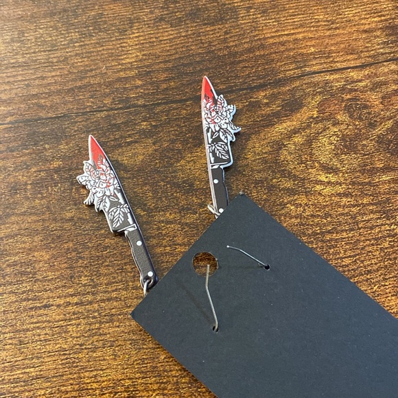 Floral dagger earrings - Picture 3 of 3